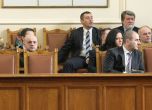 Министрите слушат как премиерът Бойко Борисов обявява оставката на кабинета в Народното събрание. Снимка: БГНЕС