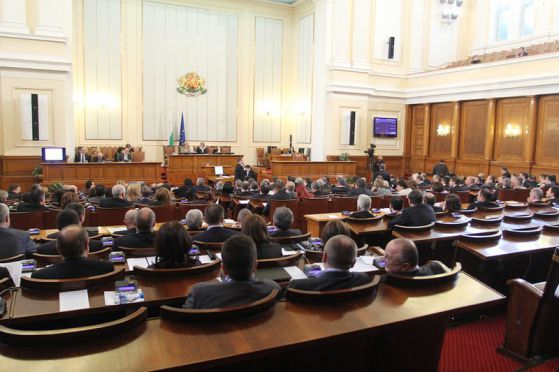 Пълната пленарна зала при дебатите и гласуването на оставката на кабинета. Снимка: БГНЕС