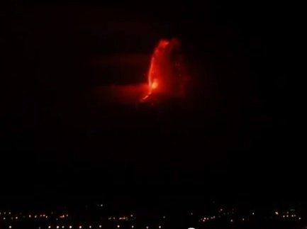 Вулканът Етна изнесе огнено шоу в Сицилия