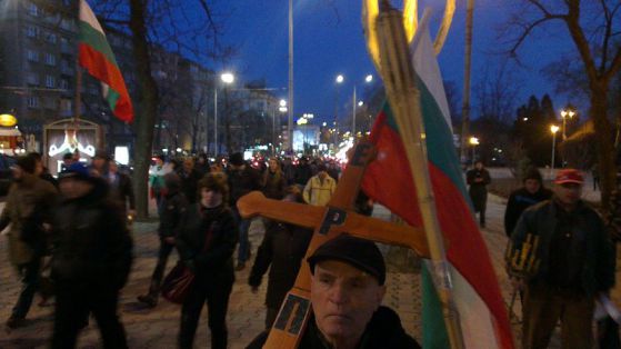 Протестът в петък: пица в София, мартеници за полицаите във Варна