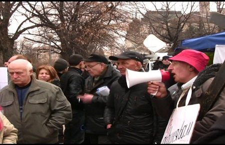 Протестиращите начело с Янакаги Ганчев скандираха 