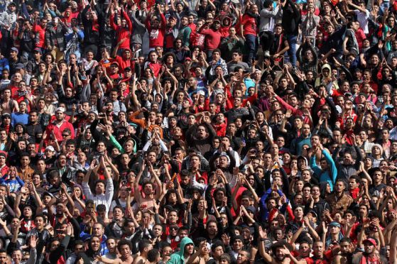 Блокада на Суецкия канал за осъдени на смърт футболисти хулигани