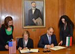 Марси Рийс и Цветан Цветанов подписват меморандум за разбирателство. Снимка: МВР