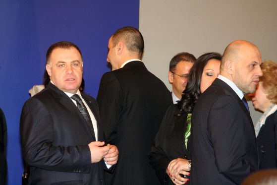 Бившите министри предават властта. Снимка: Сергей Антонов