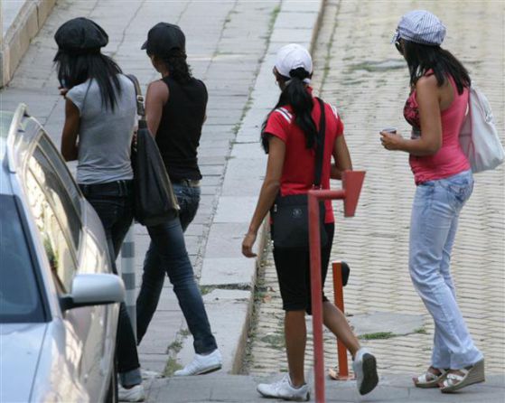 3 български проститутки бяха залети с киселина от недоволен клинет в Лион, Франция. Снимка БГНЕС/архив