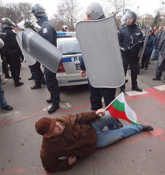 Варна: Сблъсъци с полицията, 2000 блокират Аспаруховия мост (снимки и видео)