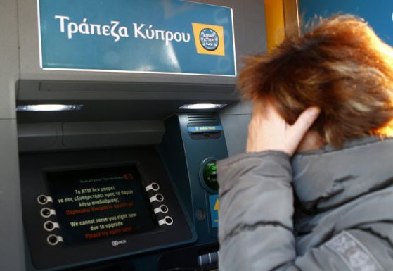 Централната банка на Кипър забрани на банките да извършват плащания. Снимка: EPA/БГНЕС