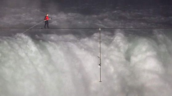 Номерът на Ник Валенда над Ниагарския водопад. Снимка скайнюз