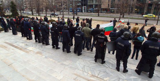 Блокадата пред община Варна. Снимка БГНЕС