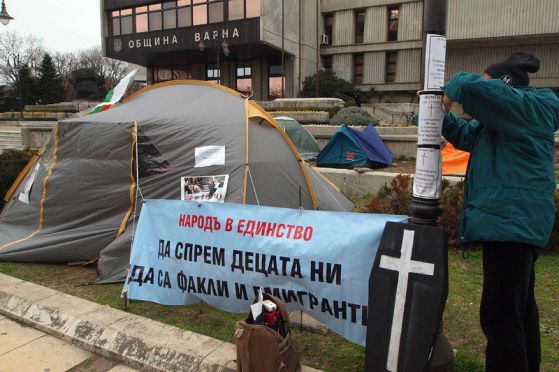 Политическо бесило вдигнаха палаткуващите във Варна