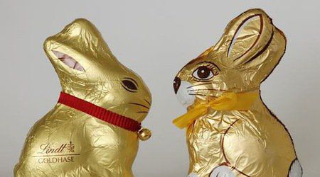 Шоколадовите великденски зайци на Lindt и на Confiserie Riegelein, Снимка: Reuters