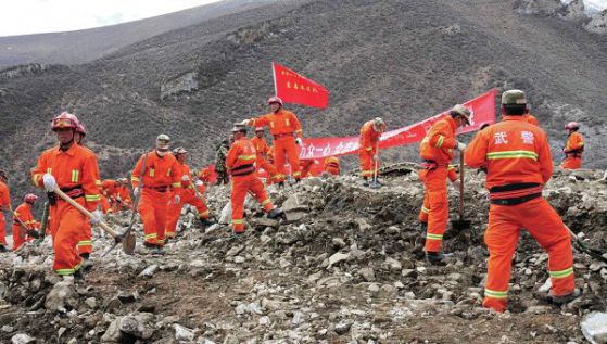 Спасители търсят телата на затрупаните от свлачище миньори в Тибет. Снимка: Reuters