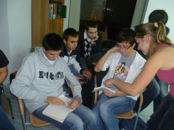Учениците от Варна дискутират проекта, който ги прави номер 1, в света. Снимки: Личен архив