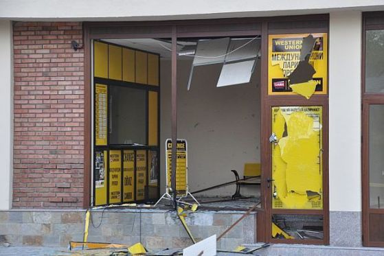 Бомба избухна пред обменно бюро в Хасково, Снимка: Novinite.bg