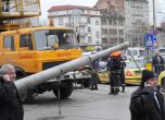 Електрически стълб падна върху тролейбус край Руски паметник в София. Снимка: Булфото