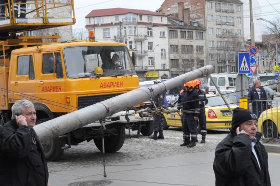 Електрически стълб падна върху автобус в София