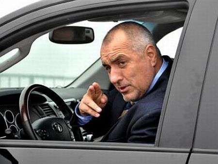 Бойко Борисов в автомобил на НСО. Снимка: БГНЕС, архив