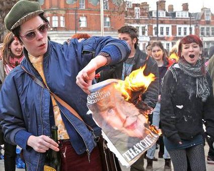 Стотици отпразнуваха смъртта на Маргарет Тачър. Снимка: telegraph.co.uk