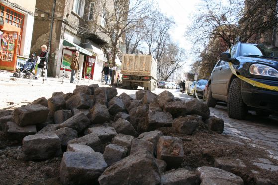 Ремонтът на ул. "Иван Асен" - до юли, граждани и община си стиснаха ръцете