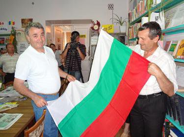 Кметът на Тараклия Сергей Иванов през 2012 г. прие дарение от 500 български книги