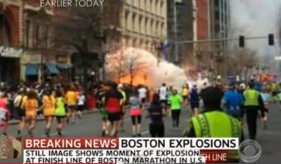 Две експлозии разтърсиха Бостън по време на маратона. Кадър от youtube