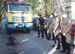 Бетоновоз блокира центъра на Варна (видео)
