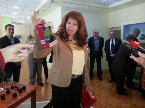 Социалистите подариха слушалки на Цветанов за сбогом
