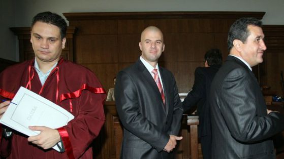Росен Маринов, Раиф Мустафа и прокурорът по делото Пламен Георгиев. Снимка: БГНЕС, архив