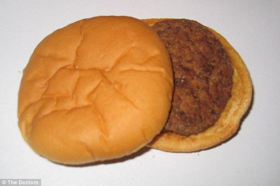 Така изглежда хамбургер от МакДоналдс на 14 години. Снимка TheDoctors 