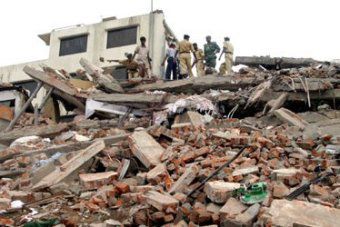 82 жертви след срутване на офис сграда в Бангладеш (снимки)