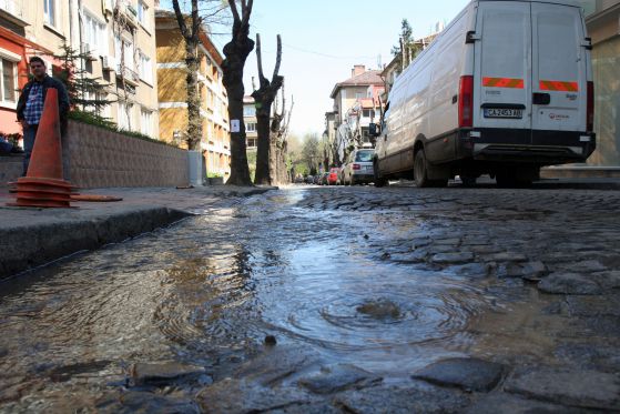 Вода бликна от улица в центъра на София. Софийска вода: Ще пратим екип до 4 часа (снимки)