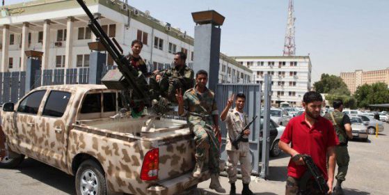 Въоръжена обсада в Триполи гони служители на Кадафи от властта