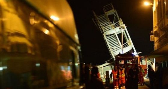 Кораб се разби в контролната кула на пристанището в Генуа, 7 загинаха