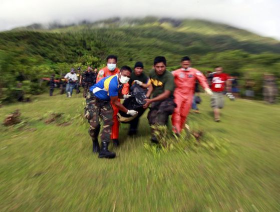 Спасиха катерач от изригналия вулкан на Филипините (снимки)