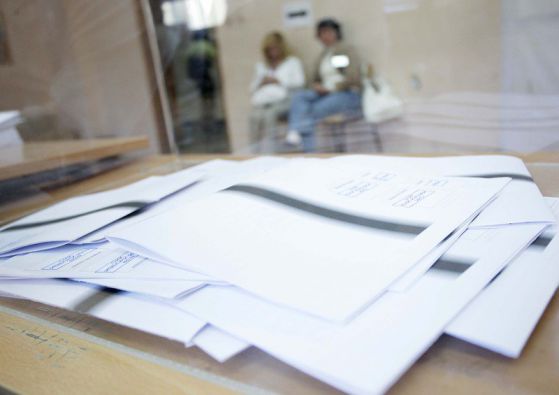 Кмет занесе 7 лични карти в СИК, поиска да гласува
