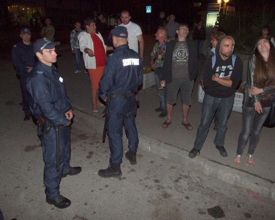 Протестиращи посрещат с викове пристигащите протоколи от изборите във Варна пред местната РИК. Снимка: БГНЕС