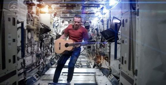 Космонавт взриви нета с музикален поздрав към Земята (видео)