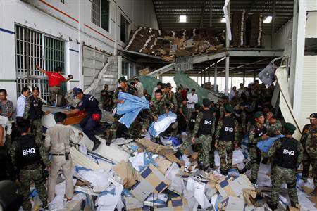Десетки затрупани след срутване на фабрика в камбоджа, Снимка: Reuters
