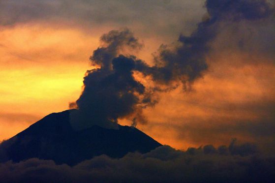 Мексиканският вулкан Попокатепетъл изхвърли пепел и дим