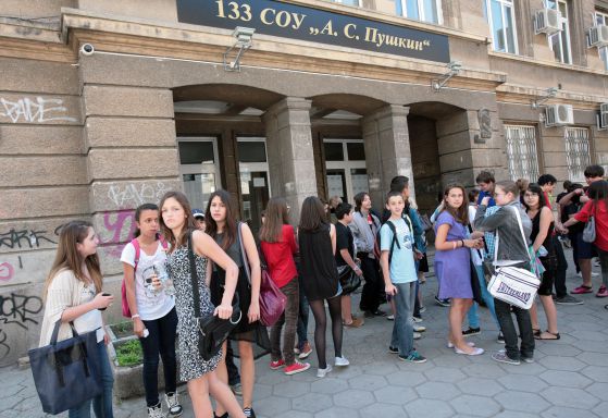 Ученици излизат от изпита след VII клас и матурата по литература. Снимка: Сергей Антонов