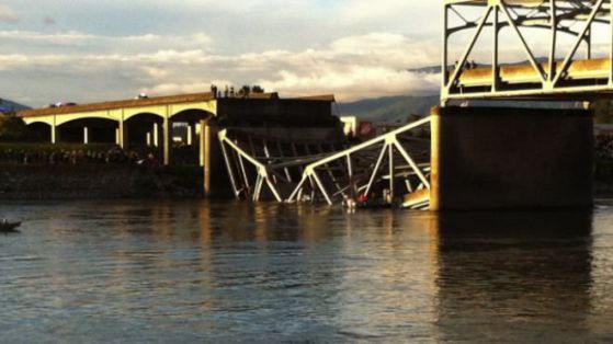 Автомобили потънаха след срутване на мост в САЩ