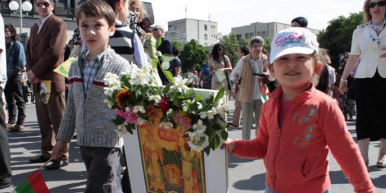 Три деца припаднаха по време на честванията на 24 май в Пловдив