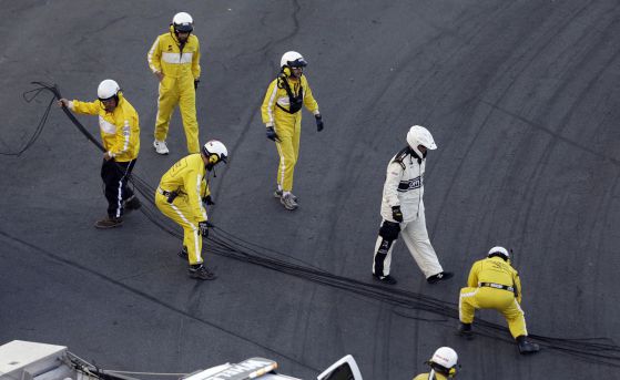 Част от телевизионно оборудване рани 10 души по време на автомобилно състезание, след като въже се скъса и оборудването падна върху пистата. Снимка: AP