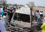 Експлозия на училищен автобус уби 16 деца и учител в Пакистан
