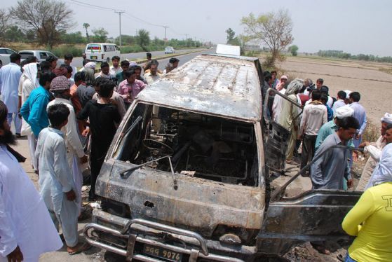 Експлозия на училищен автобус уби 16 деца и учител в Пакистан
