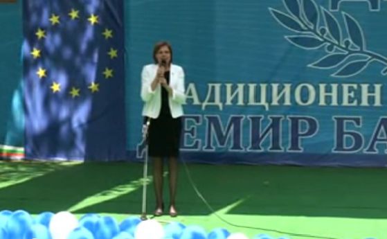 Проф. Мариана Георгиева държи реч на митинг на ДПС на Демир баба теке