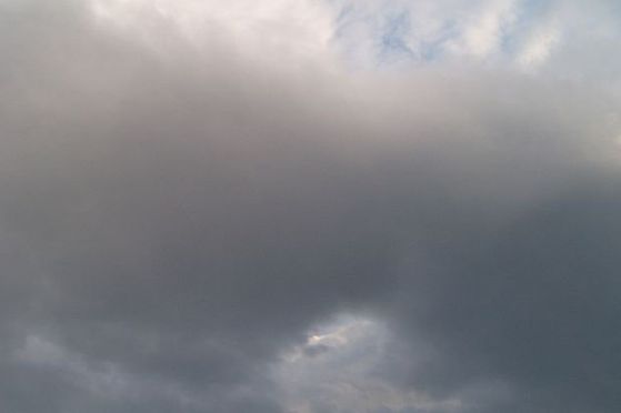 Прашен облак идващ от Сахара е надвиснал над София