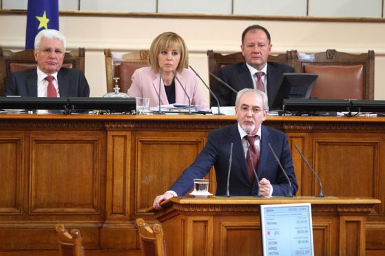 ДПС пита Конституционния съд за депутатското място на Пеевски (видео)