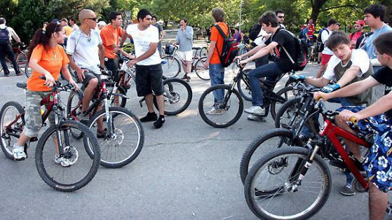 Ентусиасти на велосипеди шестват из София