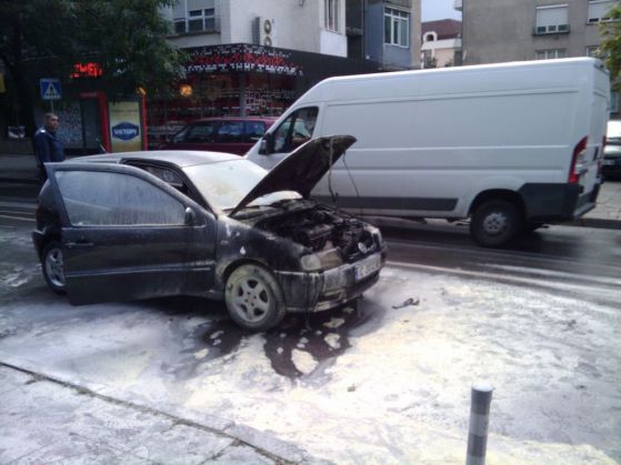 Автомобил се запали и задръсти ул. "Черковна"